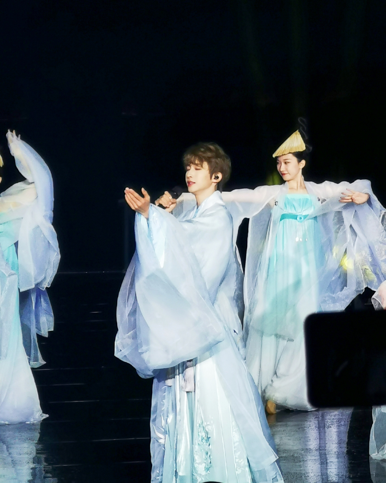 刘宇笑起来好治愈啊,穿汉服帅气又潇洒,不愧是"国风美少年"